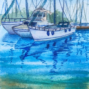 Puede incluir: Una pintura de acuarela de un velero azul y blanco atracado en un puerto. El agua es de color azul claro con ondas azules m&aacute;s oscuras. El cielo es de color azul claro con nubes blancas.