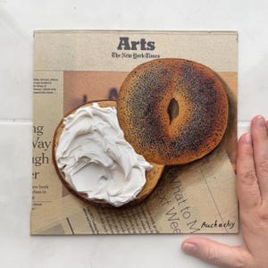 Bagel schilderij krantenkunst Impasto schilderij krant schilderij bagel kunst op krant muurkunst origineel eten schilderij brood schilderij afbeelding 1