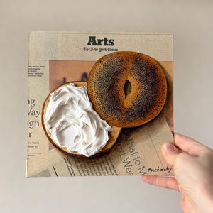 Bagel schilderij krantenkunst Impasto schilderij krant schilderij bagel kunst op krant muurkunst origineel eten schilderij brood schilderij afbeelding 9