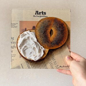 Bagel schilderij krantenkunst Impasto schilderij krant schilderij bagel kunst op krant muurkunst origineel eten schilderij brood schilderij afbeelding 6