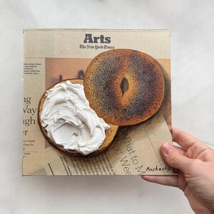 Bagel schilderij krantenkunst Impasto schilderij krant schilderij bagel kunst op krant muurkunst origineel eten schilderij brood schilderij afbeelding 3