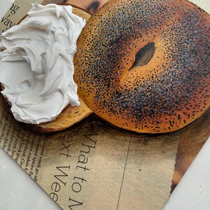 Bagel schilderij krantenkunst Impasto schilderij krant schilderij bagel kunst op krant muurkunst origineel eten schilderij brood schilderij afbeelding 7