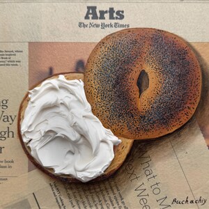 Bagel schilderij krantenkunst Impasto schilderij krant schilderij bagel kunst op krant muurkunst origineel eten schilderij brood schilderij afbeelding 2
