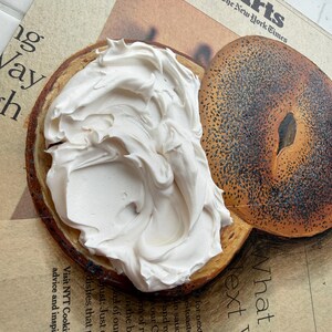 Bagel schilderij krantenkunst Impasto schilderij krant schilderij bagel kunst op krant muurkunst origineel eten schilderij brood schilderij afbeelding 4