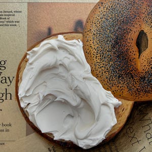 Bagel schilderij krantenkunst Impasto schilderij krant schilderij bagel kunst op krant muurkunst origineel eten schilderij brood schilderij afbeelding 10