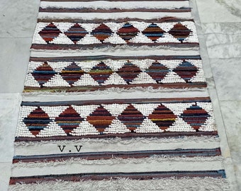 Moroccan Berber rug 2.7 FT X 6.6 FT Wool Runner rug Living room rug Hand woven rug Vintage handmade rug