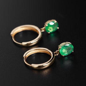 Argolas de ouro amarelo 18K com pingentes de esmeralda natural | Joias de pedra de nascimento de esmeralda