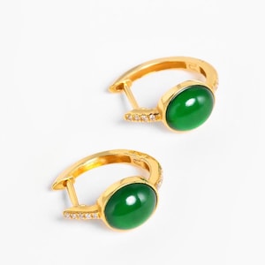 Brincos de punho de jade verde da Guatemala | Luxuoso aro de ouro amarelo 18K com detalhes brilhantes