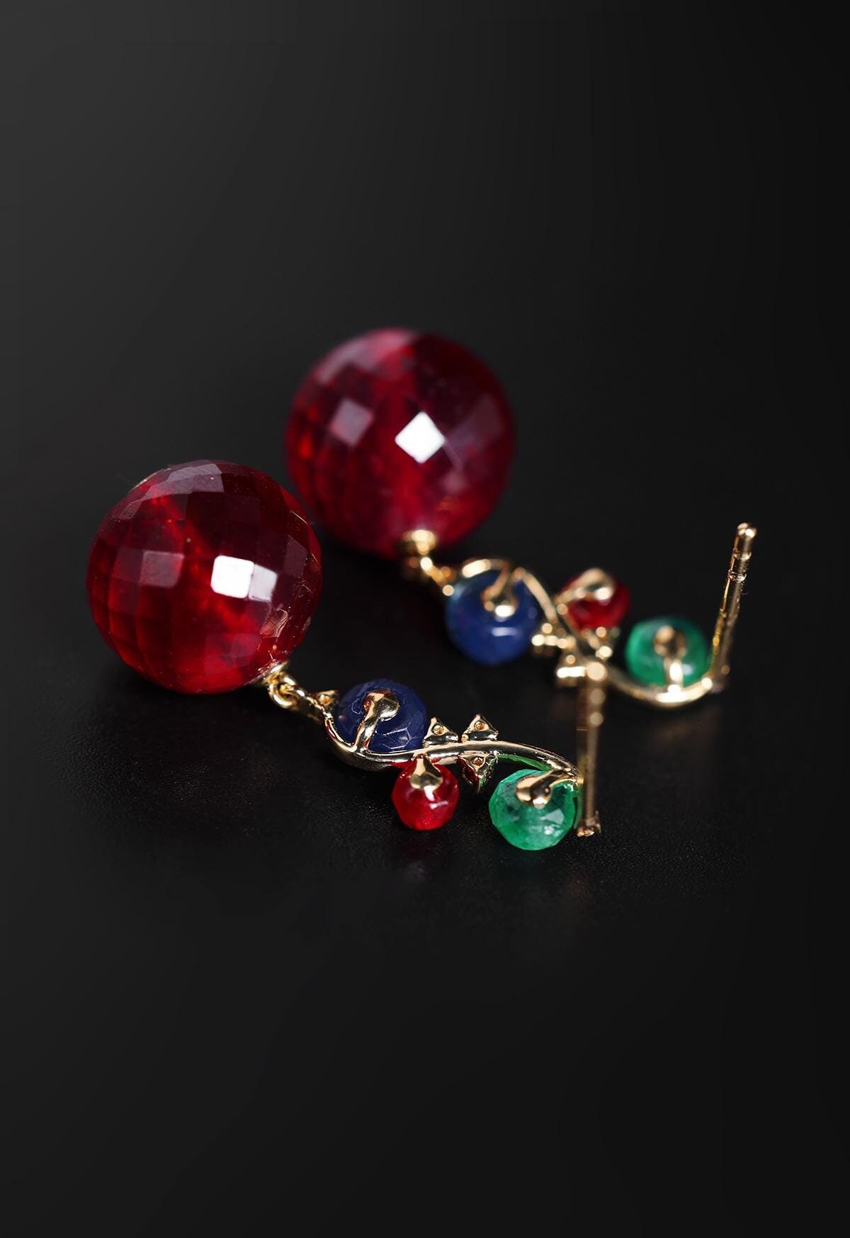 ピアス Dangle 18K Gold Exclamation Emerald/Ruby/Sapphire Earring Lab-Created Emerald, Ruby and Multi-Color Lab-Created