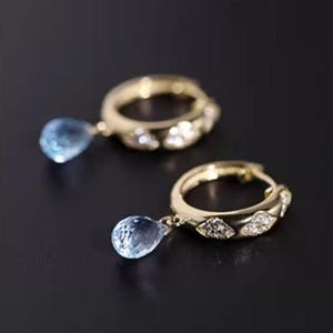 Pendientes de topacio azul de lujo en oro vermeil de 18 quilates / Estilo de aro clásico / Joyas de piedras preciosas bellamente elaboradas