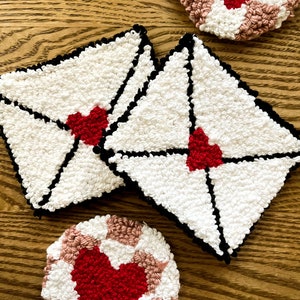 Liebesbrief Tassenteppich | Handgefertigte Untersetzer aus Punch Needle | trendige Wohnkultur | Valentinstag Dekor