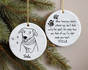 Puede incluir: Adorno de cerámica blanca con una ilustración en blanco y negro de un perro y el nombre Stella. La parte posterior del adorno tiene un patrón de mármol y el texto "Cuando mañana comienza sin mí, no pienses que estamos lejos, porque cada vez que pienses en mí, estoy justo en tu corazón. STELLA."