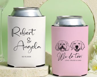 Puede incluir: Dos enfriadores de latas. Un enfriador blanco con los nombres "Robert & Angela" y la fecha "02.10.2026" en escritura negra. El otro es rosa con dos ilustraciones de perros y el texto "We do too! LOVE, CRUISE & JUNO."