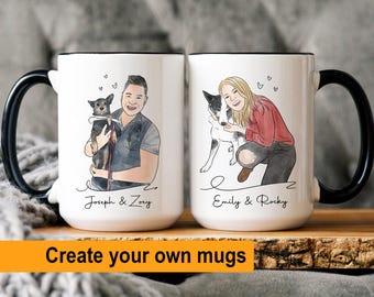 Puede incluir: Dos tazas de cerámica blanca con asas negras. Cada taza presenta una ilustración personalizada de una persona con su perro. La taza de la izquierda tiene una ilustración de un hombre con un perro pequeño negro y marrón. La taza de la derecha tiene una ilustración de una mujer con un perro negro y blanco. El texto "Joseph & Zory" está escrito debajo de la ilustración en la taza de la izquierda. El texto "Emily & Rocky" está escrito debajo de la ilustración en la taza de la derecha.