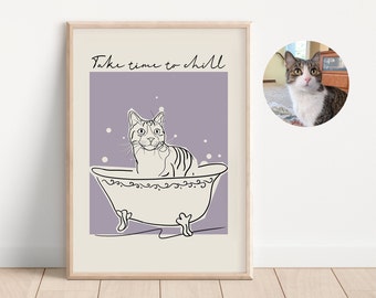 Puede incluir: Una impresión enmarcada con un fondo morado claro que presenta un dibujo en blanco y negro de un gato en una bañera. El texto "Take time to chill" está escrito en cursiva negra en la parte superior de la impresión.