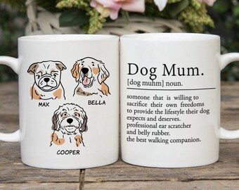 Puede incluir: Taza de cerámica blanca con una definición de "Dog Mum" e ilustraciones de tres perros: Max, Bella y Cooper. La definición dice: "alguien que está dispuesto a sacrificar sus propias libertades para proporcionar el estilo de vida que su perro espera y merece. rascador de orejas profesional y frotador de barriga. el mejor compañero para caminar."