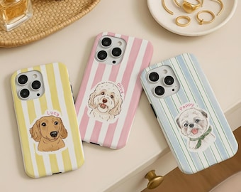 Puede incluir: Tres fundas para teléfono con ilustraciones de perros. Una funda es amarilla con rayas verticales y una ilustración de perro salchicha con el nombre "Lucy". Otra es rosa con rayas verticales y una ilustración de perro con el nombre "Olive". La tercera es azul con rayas verticales y una ilustración de perro con el nombre "Poppy".