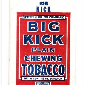 Puede incluir: Una bolsa de tabaco roja y blanca con letras azules. La bolsa dice "BIG KICK PLAIN CHEWING TOBACCO" y "NET WEIGHT 1 1/2 oz. TOBACCO".