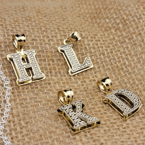 Collar con letra inicial de 10 quilates, elegante colgante y cadena bicolor, ideal como regalo para el Día de la Madre.