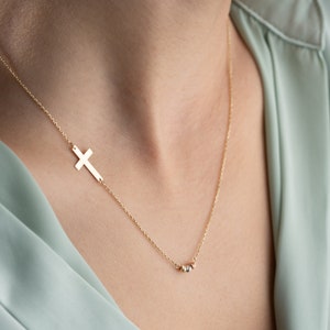 Halsband i 14K guld med sidledskors: Dorica-bollhänge, skyddande berlock