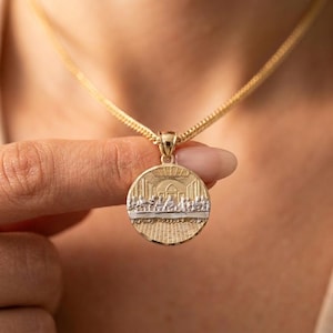 Può includere: Un ciondolo rotondo in oro con un rilievo dettagliato dell'Ultima Cena. Il ciondolo circolare è appeso a una catenina d'oro abbinata. Il design presenta uno sfondo testurizzato con una finitura in oro lucido e toni argentati sulle figure.