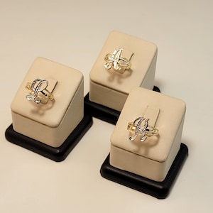 Anillo inicial de oro de 10 quilates, anillo con letra pequeña de diamante en oro real de dos tonos, anillo de oro blanco y oro amarillo, anillo con alfabeto de oro, regalo para el día de la madre