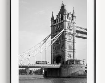 Stampa del Tower Bridge, fotografia in bianco e nero di Londra, poster di viaggio in Europa, decorazione murale nel Regno Unito, grande opera d'arte per ufficio, hotel o Airbnb