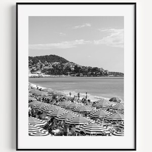 Impresión de sombrilla de playa en blanco y negro, Riviera Francesa, Niza, Francia, Costa Azul, fotografía de viajes a la playa, arte mural costero para casa de playa