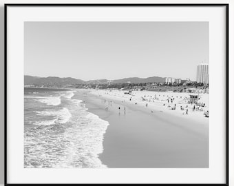 Impresión de playa en blanco y negro, fotografía de Santa Mónica, California, arte mural costero, decoración de pared neutra para sala de estar de casa de playa o Airbnb.