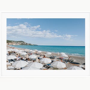 Impresión de sombrilla de playa blanca, fotografía de Niza, póster de la Riviera Francesa, regalo de la Costa Azul, arte mural para casa de playa.