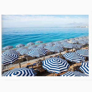 Impresión de sombrilla de playa a rayas azules y blancas, póster de la Riviera Francesa de Niza, fotografía de playa, arte mural de la Costa Azul, decoración de pared costera