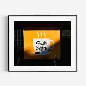 Arte de cafetería, letrero de café recién hecho, impresión de cafetería, arte de pared de cocina, fotografía callejera urbana, decoración de pared amarilla, regalo de café, decoración del hogar