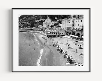Amalfikust strandparaplu print, zwart-wit strand poster, Italië reisfotografie, minimale kustmuurkunst voor strandhuisje