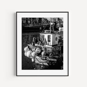 Zwart-wit vissersboot print, nautische jachthaven kunst aan de muur, reisfotografie, Weymouth Harbour, kustmuur decor voor strandhuis
