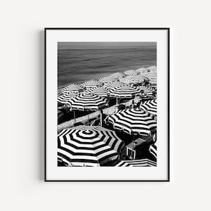 Impresión de sombrilla de playa con rayas en blanco y negro, Riviera Francesa, Niza, Francia, Costa Azul, fotografía de viajes a la playa, arte mural para casa de playa