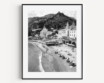 Zwart-wit Amalfikust strandparasol print, kustmuurdecor, Italië reisfotografie, minimale kustmuurkunst voor strandhuis
