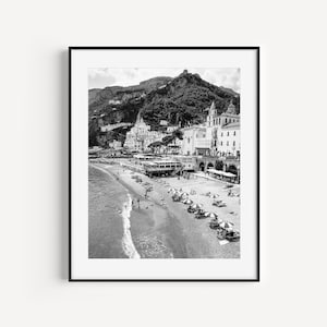 Black and White Amalfi Coast Beach Umbrella Print, Coastal Wall Decor, Italy Travel Photography, Minimal Coastal Wall Art for Beach House