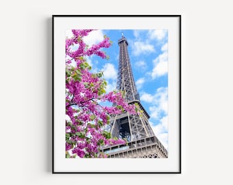 Póster de la Torre Eiffel con los cerezos en flor de París, decoración de pared francesa, fotografía de la primavera en París, regalo para francófilos, paisaje urbano, arte mural femenino.