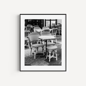 Stampa di sedie da bistrot di caffè francese, fotografia di Parigi in bianco e nero, caffè di Parigi, decorazione murale francese per cucina o sala da pranzo