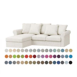 Può includere: Un divano angolare bianco con una chaise longue. Il divano ha una tappezzeria in tessuto trapuntato ed è disponibile in una varietà di colori.