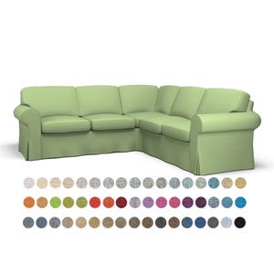 Puede incluir: Un sofá de esquina de color verde claro con respaldo y apoyabrazos capitoné. El sofá está disponible en una variedad de colores y tejidos.