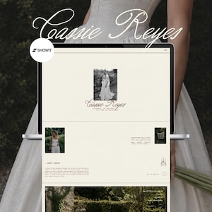 Könnte beinhalten: Ein Laptop-Bildschirm zeigt eine Website für Cassie Reyes mit einer cremefarbenen Benutzeroberfläche, einem zentralen Schwarz-Weiß-Foto einer Person im Brautkleid, eleganter Schreibschrift-Typografie und einem Showit-Logo oben links.