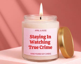 Vela de soja divertida para relajarse en casa, ideal para una noche de crímenes reales.