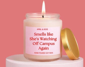 Cheira como se ela estivesse assistindo Off Campus de novo. Vela divertida para amantes de livros, presente perfeito para fãs de livros, feita com cera de soja perfumada.