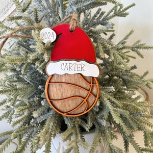 Décoration sur le thème du sport | Fichier SVG découpé au laser | Glowforge Lightburn Xtool testé | Basket avec chapeau de fête