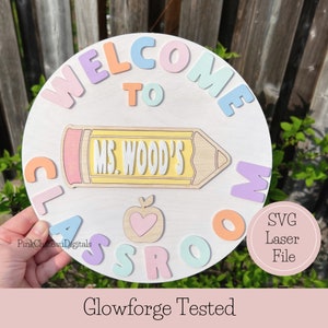 Größenverstellbares Lehrer Klassenzimmer Willkommensschild | Schreibtisch Namensschild SVG geschnitten Datei | Glowforge getestet und einsatzbereit | Holz Laser Digitale Datei