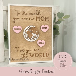 Archivo de corte grabado con láser SVG / Signo de mamá mundial con corazones / Gran regalo de cumpleaños / Día de las Madres / Glowforge listo y probado /
