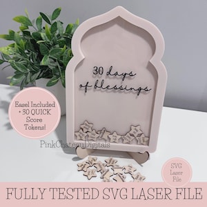 Pode incluir: Uma moldura rosa cortada a laser com o texto "30 dias de bênçãos". Inclui fichas de estrela de madeira com frases. A moldura tem um suporte de cavalete e o texto "FULLY TESTED SVG LASER FILE".