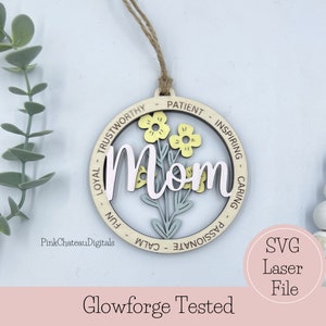 Mamá ornamento SVG Archivo de corte grabado con láser / Palabras descriptivas inspiradoras / Glowforge listo y probado / Archivo de madera de corte personalizado