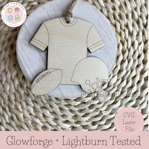 Puede incluir: Un recorte de madera de una camiseta de f&uacute;tbol, un casco y un bal&oacute;n de f&uacute;tbol. El dise&ntilde;o est&aacute; en una placa redonda de madera. El texto "Glowforge + Lightburn Tested" est&aacute; en la parte inferior de la imagen. El texto "SVG Laser File" est&aacute; en un c&iacute;rculo en la parte inferior derecha de la imagen.